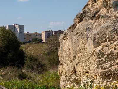 Mentre costeggiamo una parete di roccia porosa, notiamo una cavit� nella pietra